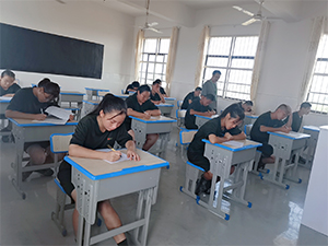 学校组织学生进行文化考试